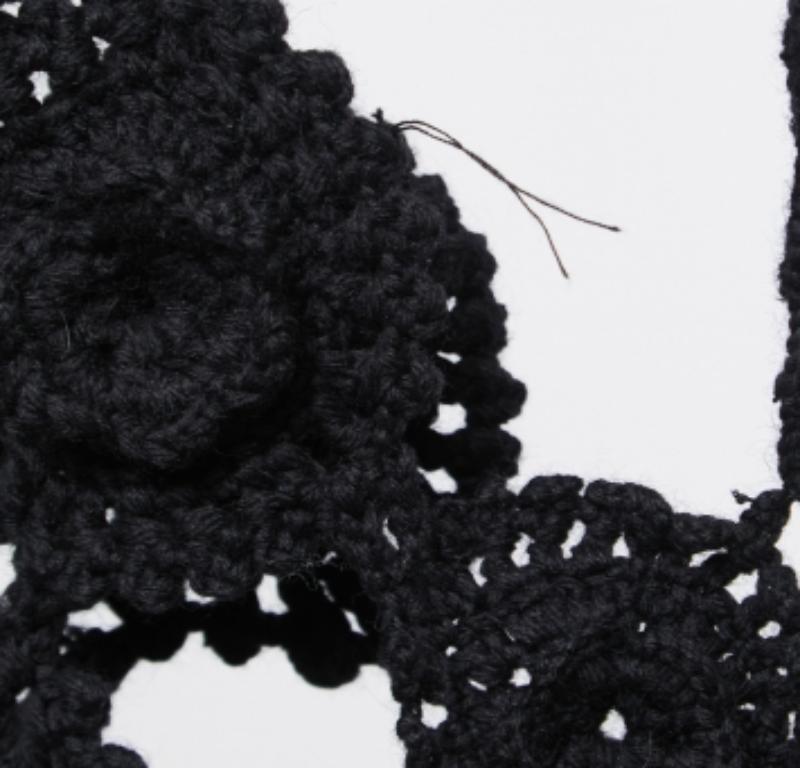  Roberto Cavalli Black Wool Crochet Tie Front Sleeveless Vest One Size (gilet sans manches en laine crochetée) Pour femmes 