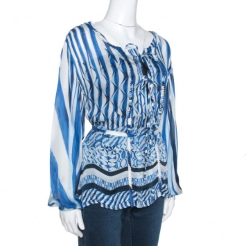Le stampe che adornano questa blusa sono la caratteristica più evidente di questa creazione di Roberto Cavalli. È tagliato benissimo e arricchito da dettagli di cravatta. Completata da maniche lunghe, questa graziosa blusa può essere indossata su
