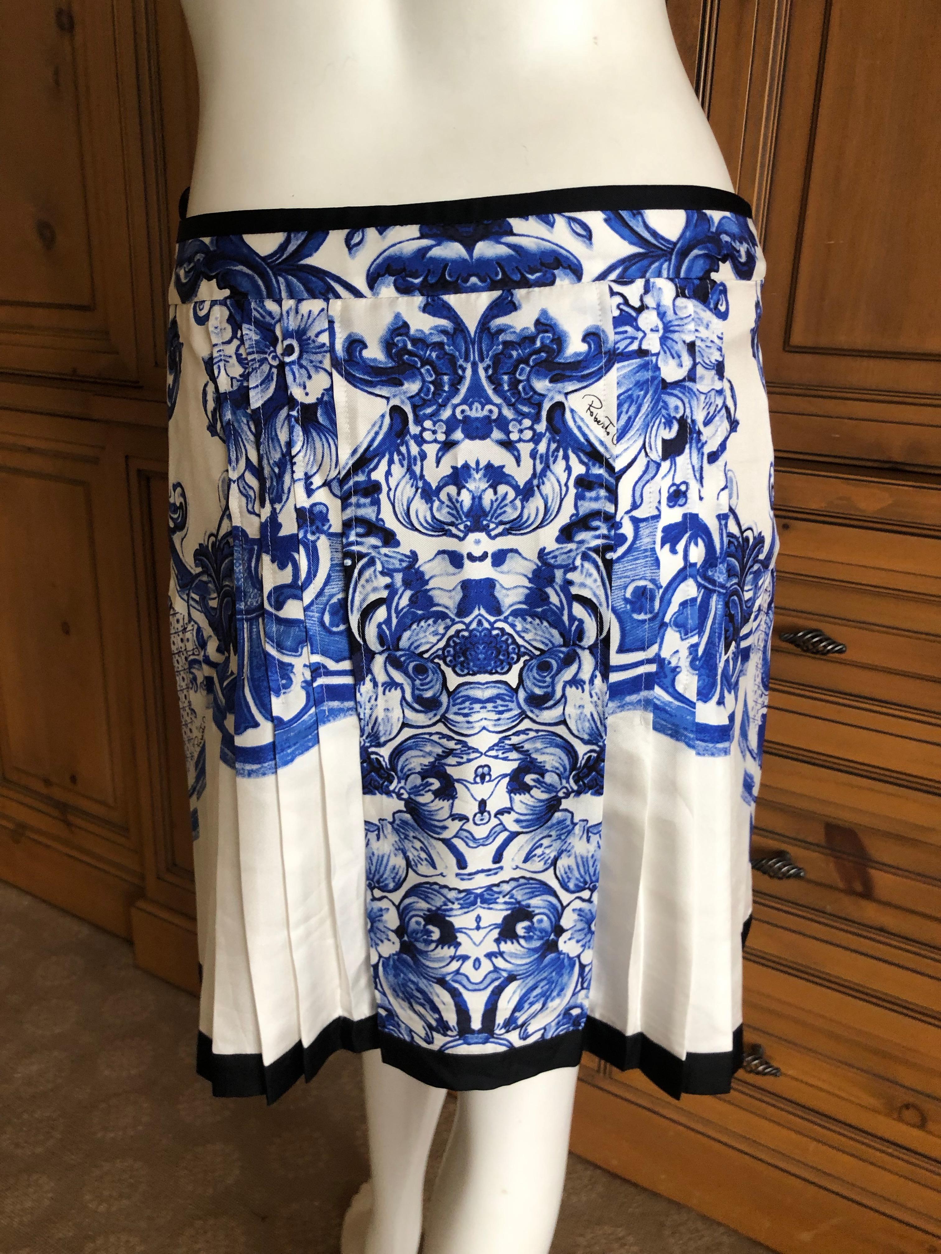 Roberto Cavalli Blue and White Delft China Trade Pattern Silk Pleated Skirt 42 In Excellent Condition For Sale In Cloverdale, CA