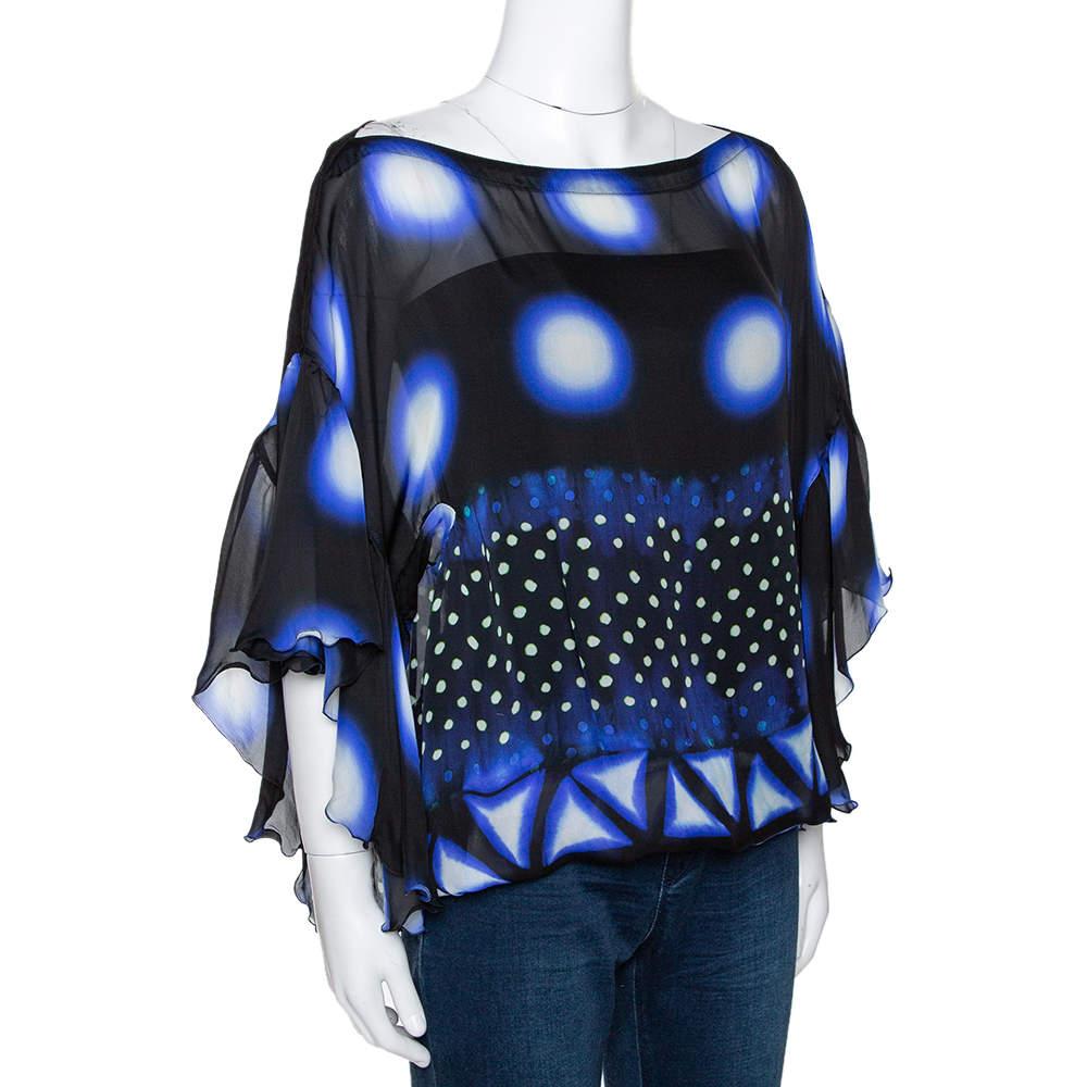 This stunning blouse comes from the house of Roberto Cavalli. Crafted from silk, it features prints throughout. The blouse has colours of blue and black and comes with a sheer effect and a loose fit. It is just right to deliver a chic look instantly.