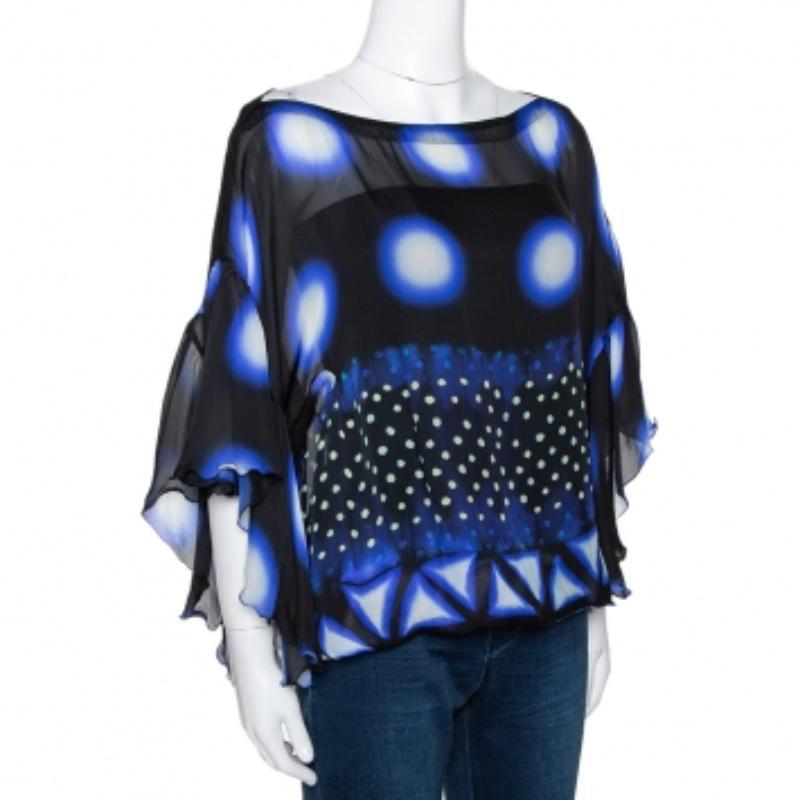 Ce superbe chemisier provient de la maison Roberto Cavalli. Confectionné en soie, il présente des imprimés sur l'ensemble de sa surface. Ce chemisier aux couleurs bleu et noir présente un effet diaphane et une coupe ample. Il est juste ce qu'il faut