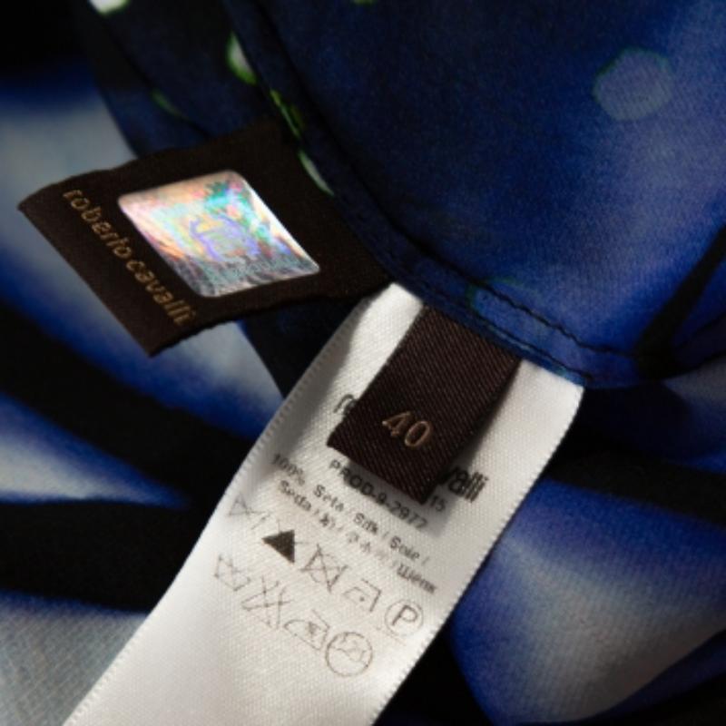 Roberto Cavalli - Chemisier en soie imprimée bleue et noire S en vente 1