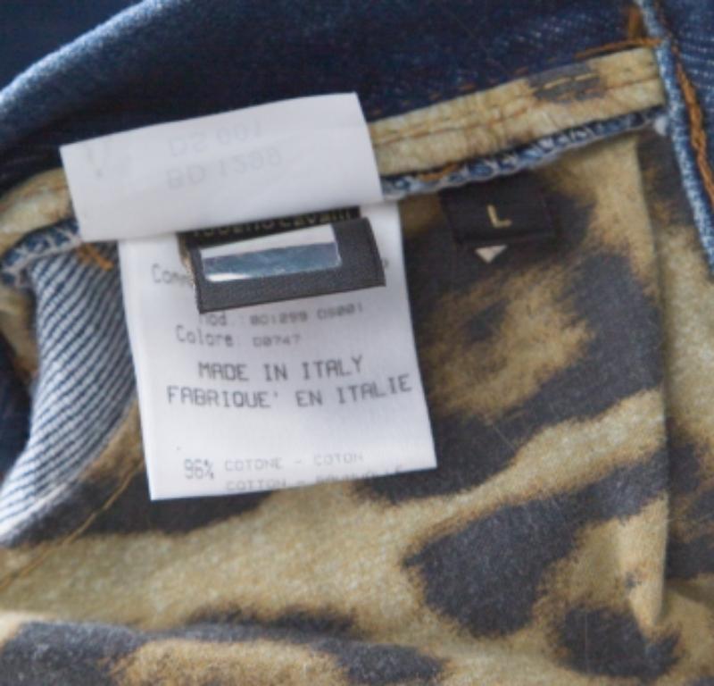 Jean large Roberto Cavalli bleu orné de cristaux L Excellent état - En vente à Dubai, Al Qouz 2