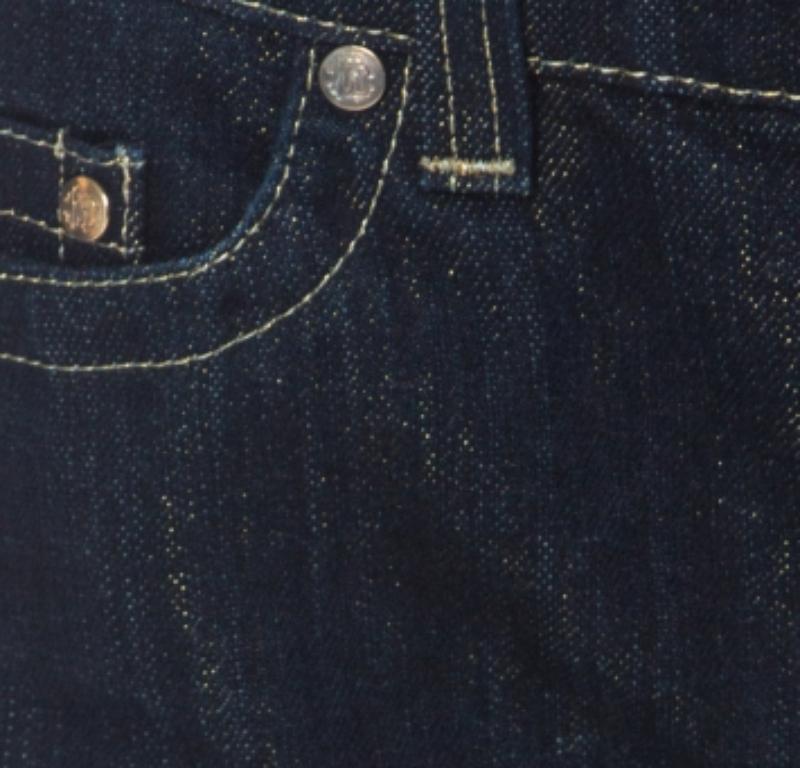 Diese Bootcut-Jeans von Roberto Cavalli sind mühelos stilvoll! Die blau gewaschene Denim ist aus einer Baumwollmischung gefertigt und mit einem Logo auf der Gesäßtasche versehen. Sie sind mit einem Knopfverschluss vorne, Gürtelschlaufen und Taschen