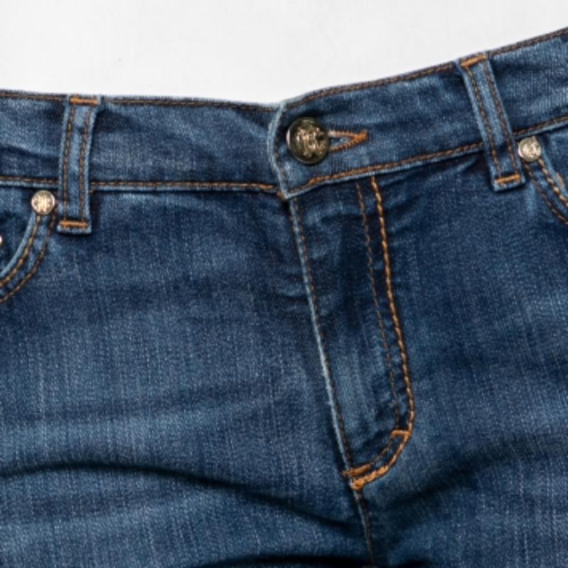 Cette paire de jeans simple de Roberto Cavalli est rehaussée d'une coupe flatteuse. Cette création en denim bleu est dotée de poches et présente une forme chic et féminine. C'est la paire idéale pour un look de jour comme de nuit !