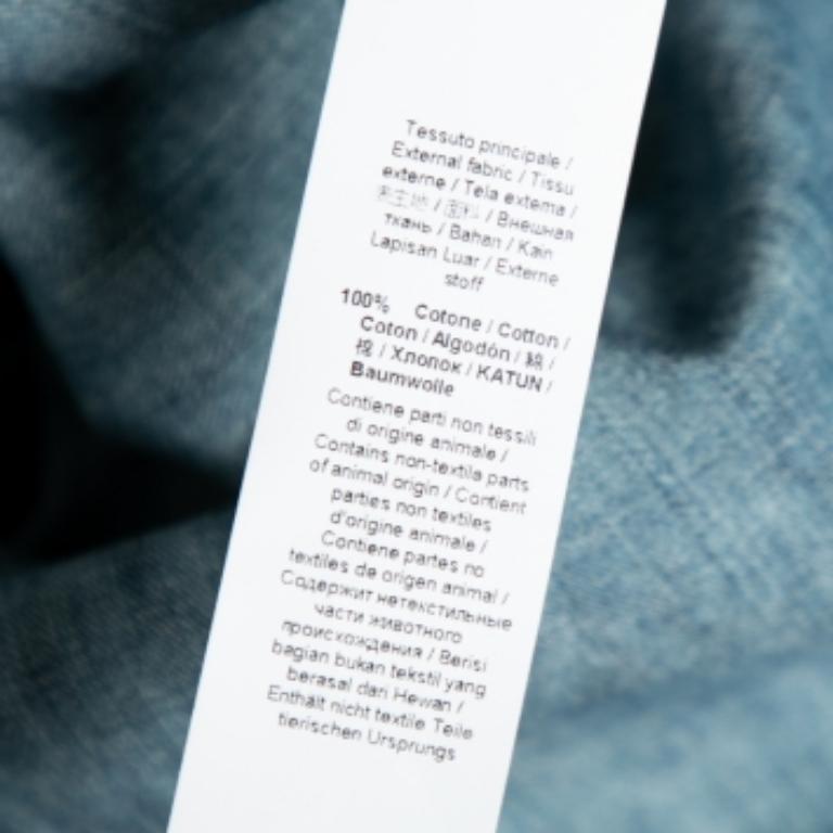Votre garde-robe ne peut jamais être complète sans cette superbe chemise en denim. Cette chemise élégante de la maison Roberto Cavalli est un excellent choix pour un usage décontracté. Confectionné en denim bleu, il présente des détails à lacets et