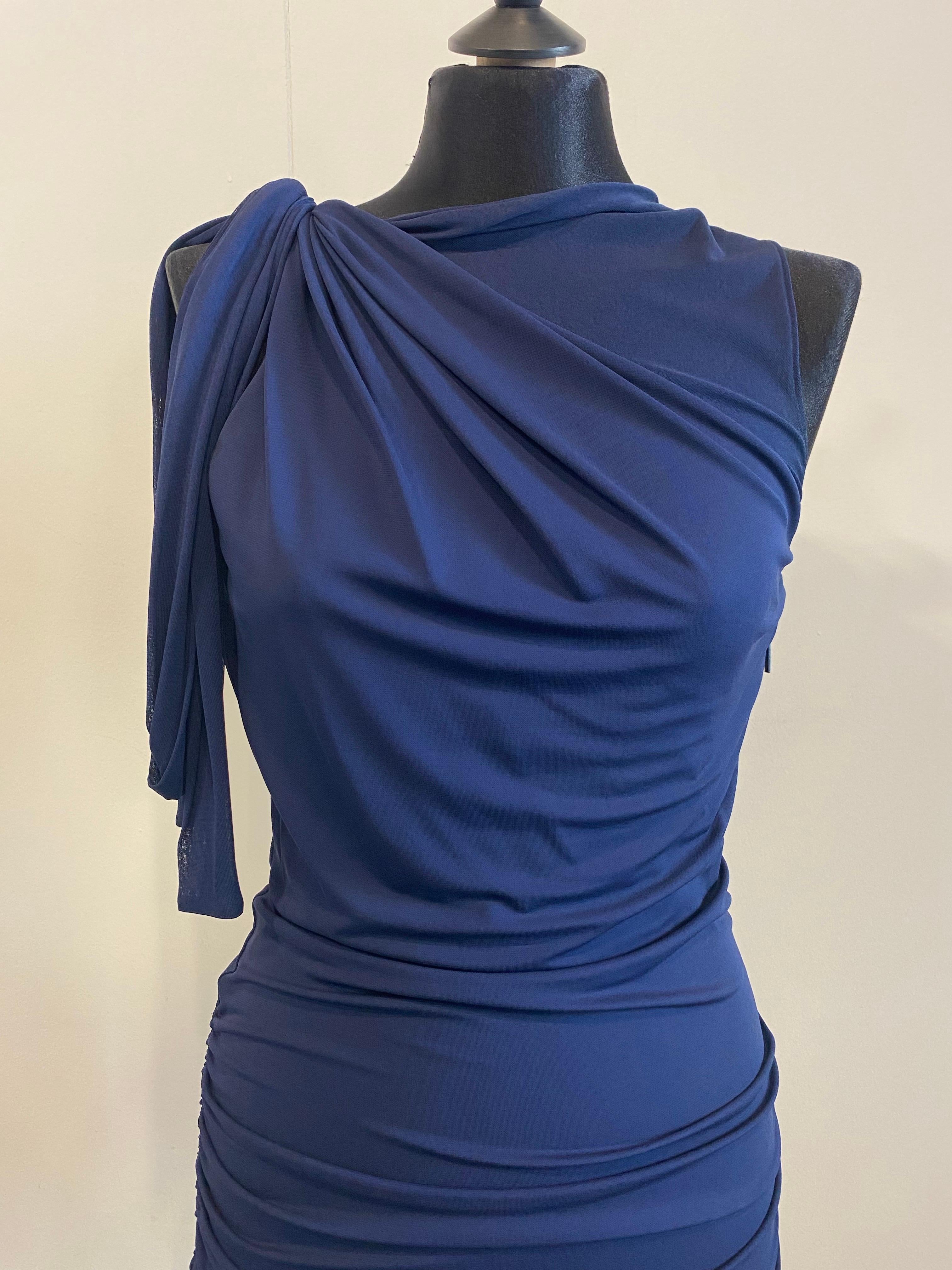 Costume bleu en viscose et élasthanne Roberto Cavalli.
Ajustée et froncée sur les côtés, l'encolure est légèrement transparente et se noue à une bretelle au moyen de lacets réglables.
Fermeture éclair sur le côté.
Taille indiquée 40 Italien.
Il