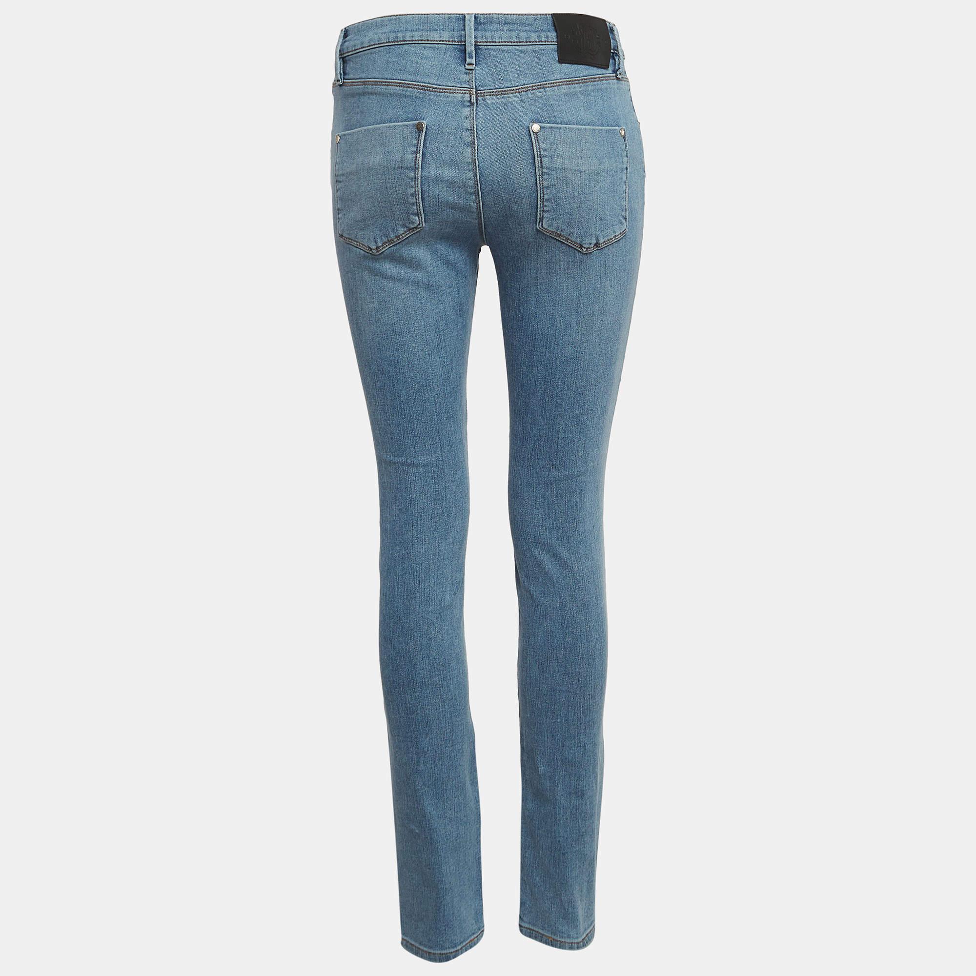 A good pair of jeans always makes the closet complete. This pair of jeans is tailored with such skill and style that it will be your favorite in no time. It will give you a comfortable stylish fit.