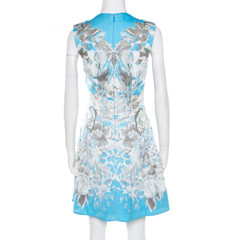 Dieses ausgestellte Kleid von Roberto Cavalli ist das perfekte Kleid für den Sonntagsbrunch und wird Ihr Herz im Sturm erobern. Dieses Kleid ist mit einem floralen Muster bedruckt und hat eine ärmellose Silhouette. Dieses Kleid mit ausgestelltem