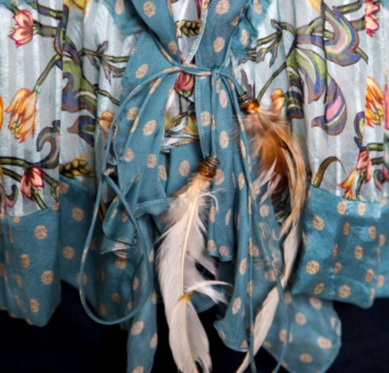 Vous épaterez les foules en sortant avec cette fabuleuse blouse bleue de Roberto Cavalli. Il est composé à 100 % de soie et présente un magnifique motif floral imprimé sur toute sa surface. Il présente une encolure ronde et des plumes volantées à