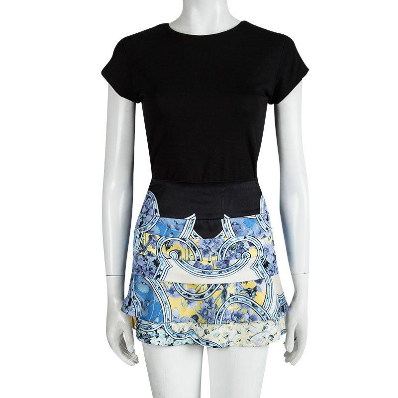 Take your outfit from day to night with ease in this Roberto Cavalli Blur Floral Printed Silk mini skirt. The black defined waist band on skirt sits comfortably at your waist while the concealed zipper at the back makes for a seamless fit. The