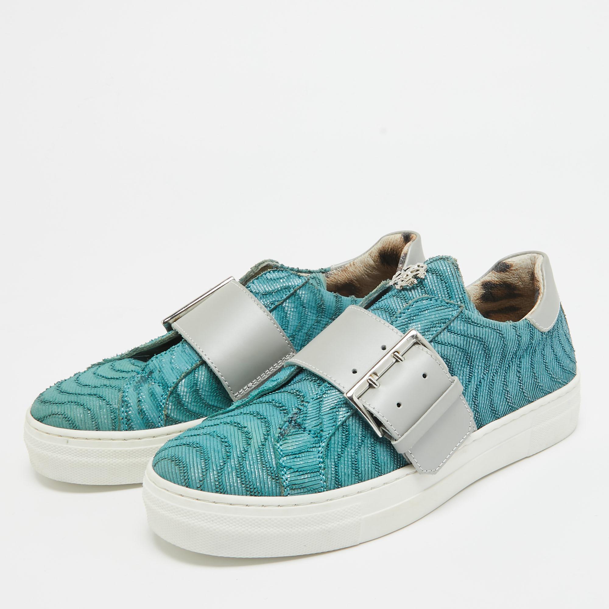 Add a statement appeal to your outfit with these Roberto Cavalli sneakers. Made from premium materials, they feature buckled vamps and relaxing footbeds. The durable sole of this pair aims to provide you with everyday ease. 