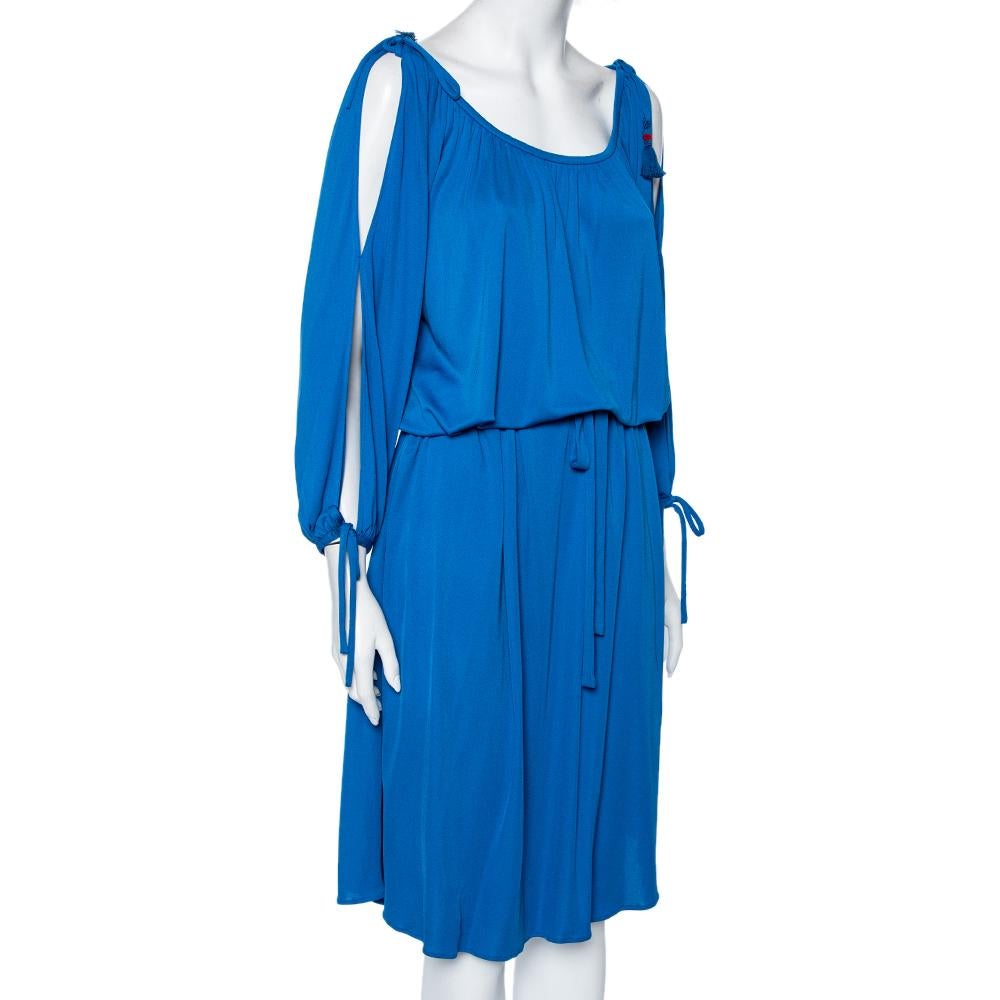 Roberto Cavalli Blaues Jersey-Kleid mit kalten Schultern und Quaste und detailliertem Gürtel M im Zustand „Neu“ im Angebot in Dubai, Al Qouz 2