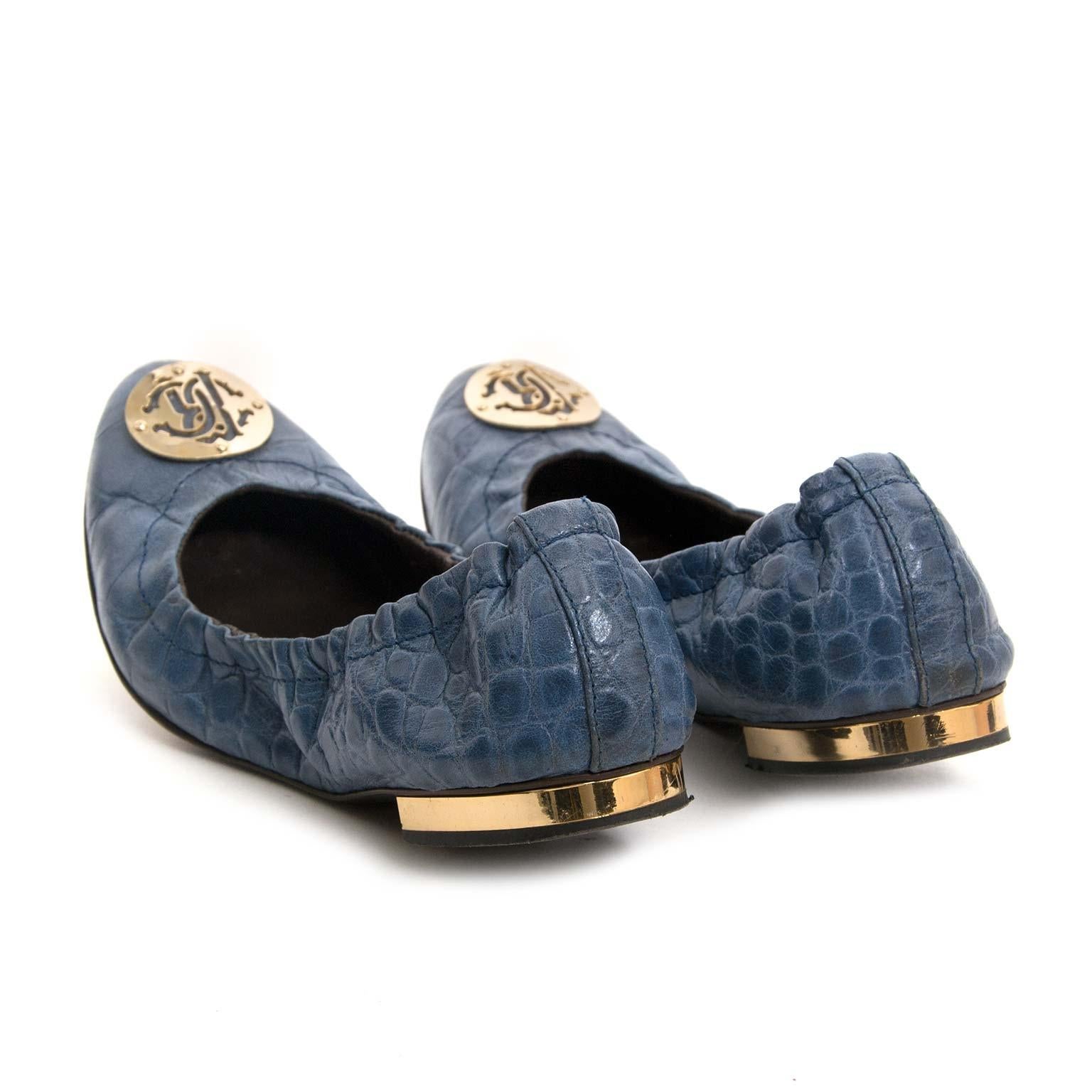 Good condition

Roberto Cavalli Blue Leather Ballet Flats - Size 38

Beautiful blue leather ballet flats by Roberto Cavalli ideal for everyday wear. 
The exterior of the shoe has a crocodile effect and is finished with the gold-tone Roberto Cavalli