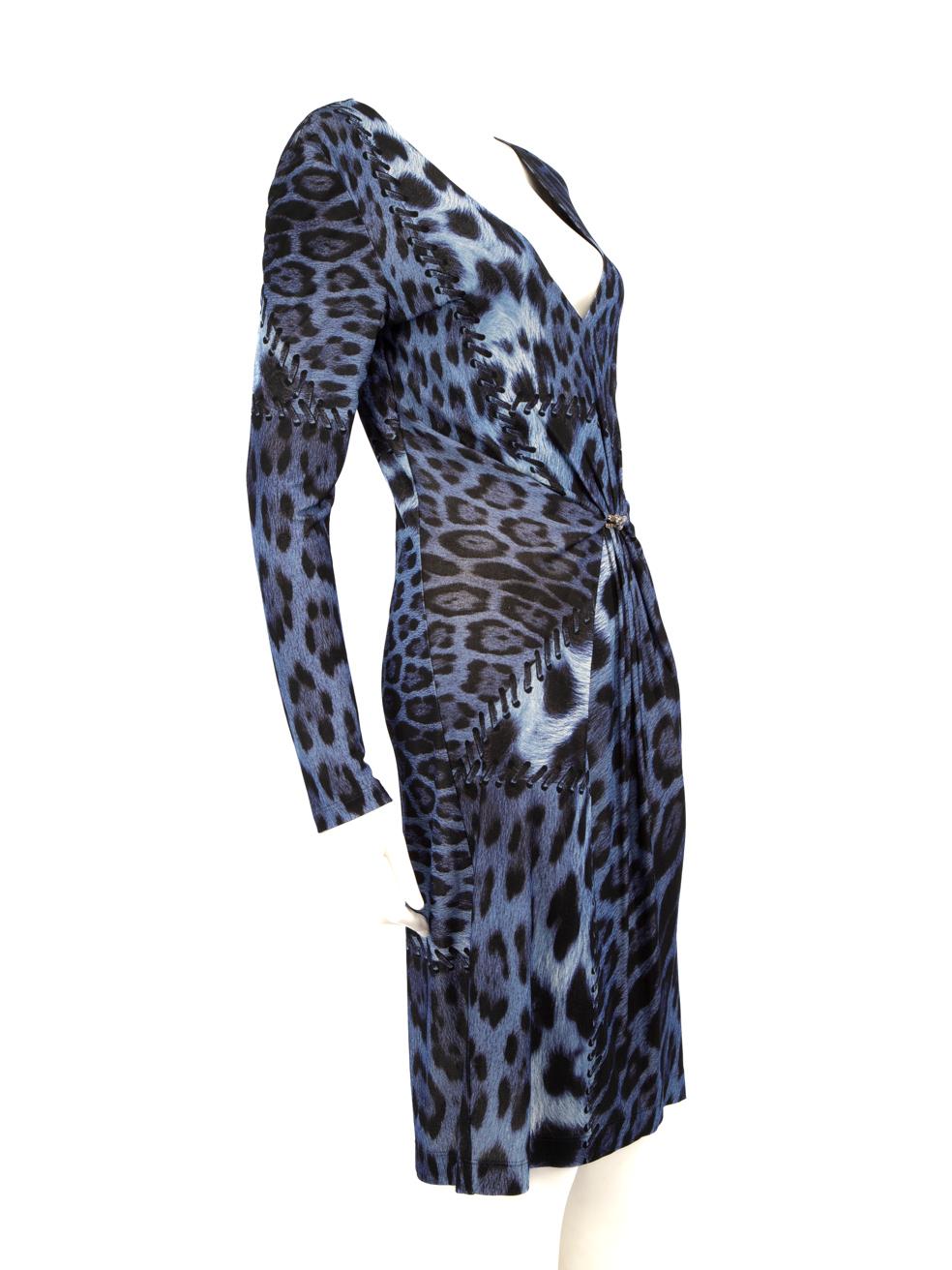 L'ÉTAT est très bon. L'usure de la robe est minime. Label détaché sur l'encolure arrière de cet article de revente d'occasion de Roberto Cavalli.
 
 Détails
 
 
 Bleu
 
 Viscose
 
 Robe
 
 Longueur au genou
 
 Manches longues
 
 Extensible
 
