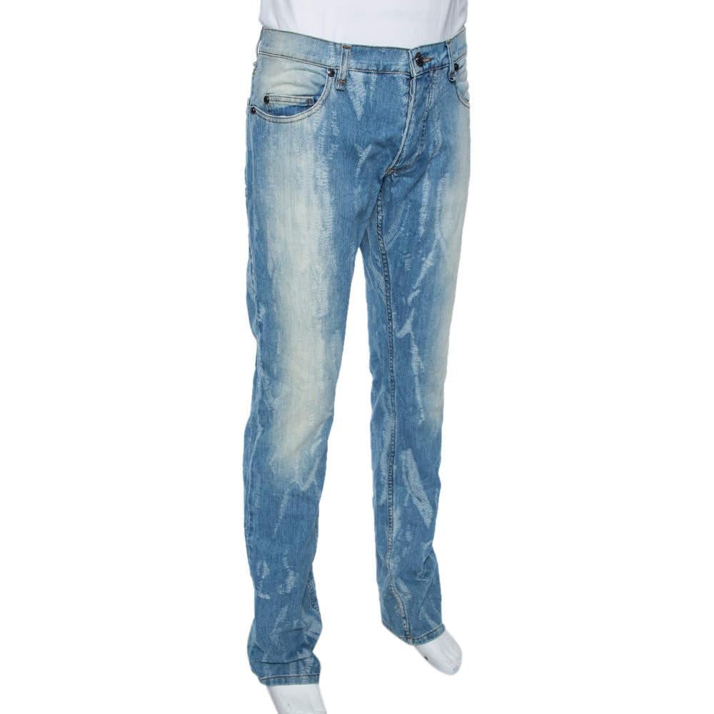 Sure to elevate your casual style, this Roberto Cavalli creation comes made from cotton. It is designed in a light-wash distressed effect with a front fastening, pockets, and belt loops. You can team the jeans with a simple shirt and white staple