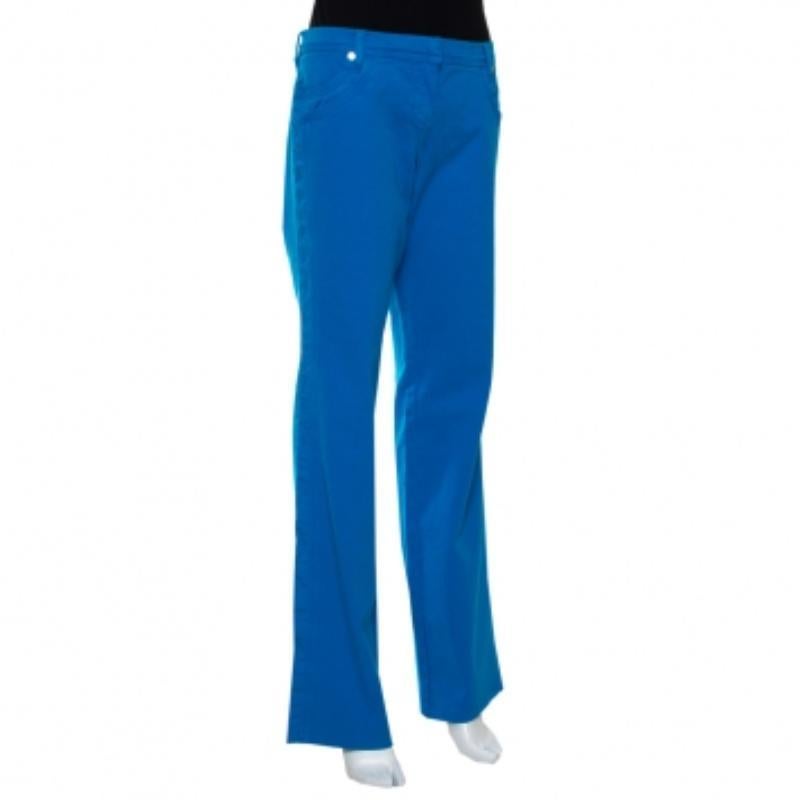 Ce jean Roberto Cavalli est conçu pour s'ajuster confortablement à votre taille. Il est fabriqué en coton mélangé résistant et léger. La silhouette droite de ce jean bleu contribue à allonger l'apparence de vos jambes, alors associez-le à des talons
