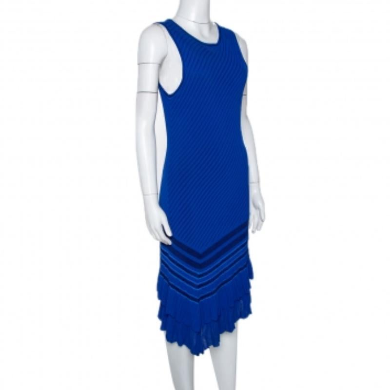 Cette création de Roberto Cavalli, qui apporte une touche de fraîcheur aux robes, est dotée d'un design remarquable. La construction est telle que l'attention est portée à la fois sur la structure et sur les techniques de confection. La robe bleue