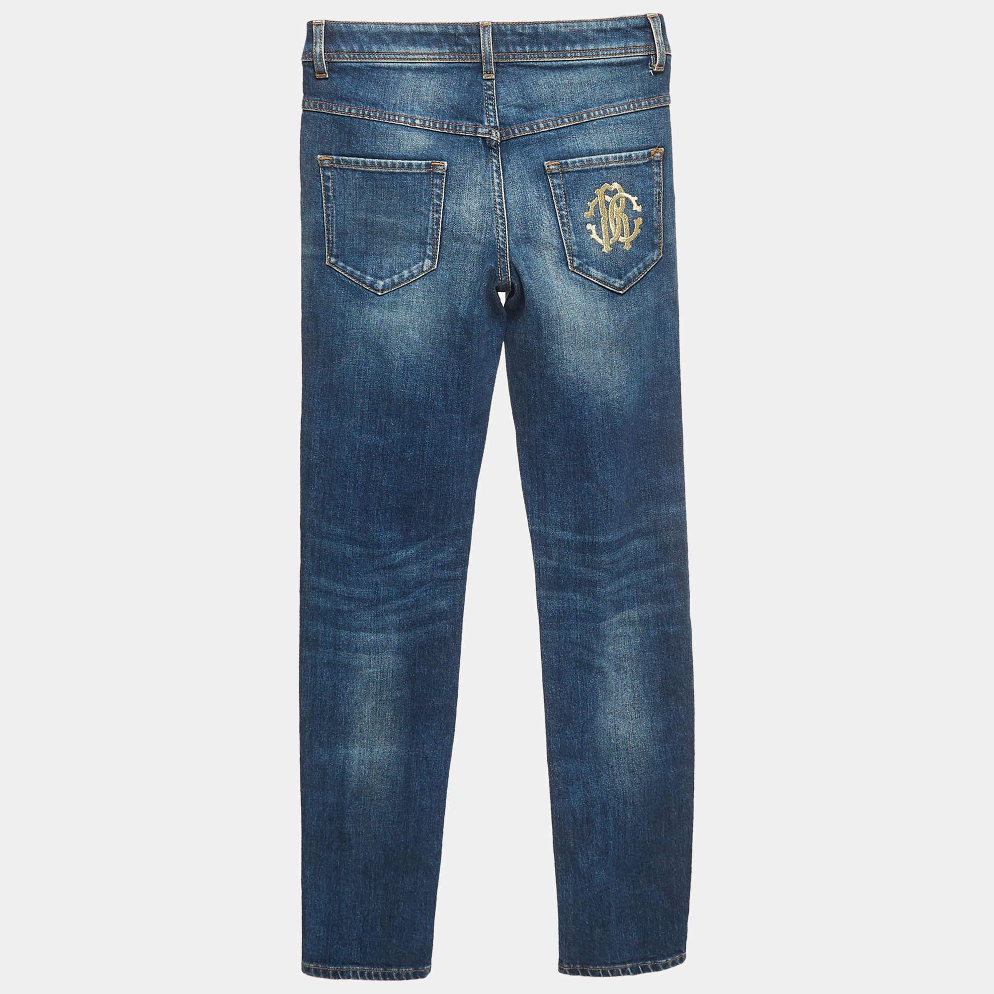 Questi jeans Roberto Cavalli sono un must del guardaroba. Questi jeans skinny blu possono essere indossati sia alti che bassi per ottenere look casual e comodi o chic e alla moda.