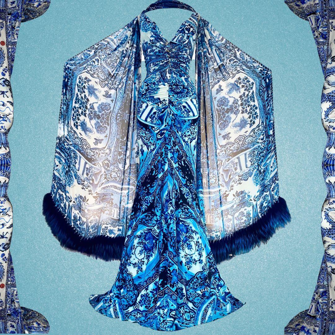 Roberto Cavalli Vintage Blau & Weiß Ming Kleid Kleid mit Pelzbesatz Wrap S/S 2005 Sz 42IT.  Dieses Kleid ist mit 42IT gekennzeichnet.  Messungen nicht gestreckt spiegeln eine kleine, aber hat eine Menge von Stretch, um eine größere Größe