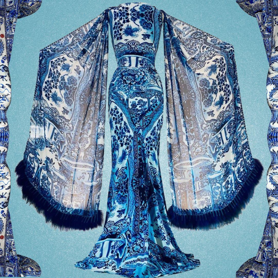 Roberto Cavalli Blaues & weißes Ming-Kleid mit Pelzbesatz F/S 2005 Gr. 42IT im Angebot 1