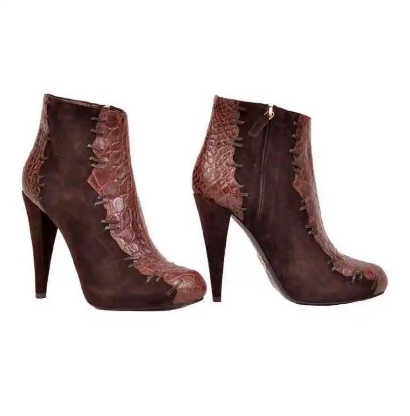 Editor’s note:
Roberto Cavalli Boots. 
Alligator & Suede Leather Ankle boots. Lambskin leather Lining
Details:
Color: Chocolate Brown
Made in Italy
Size: 38
Condition:
Brand new