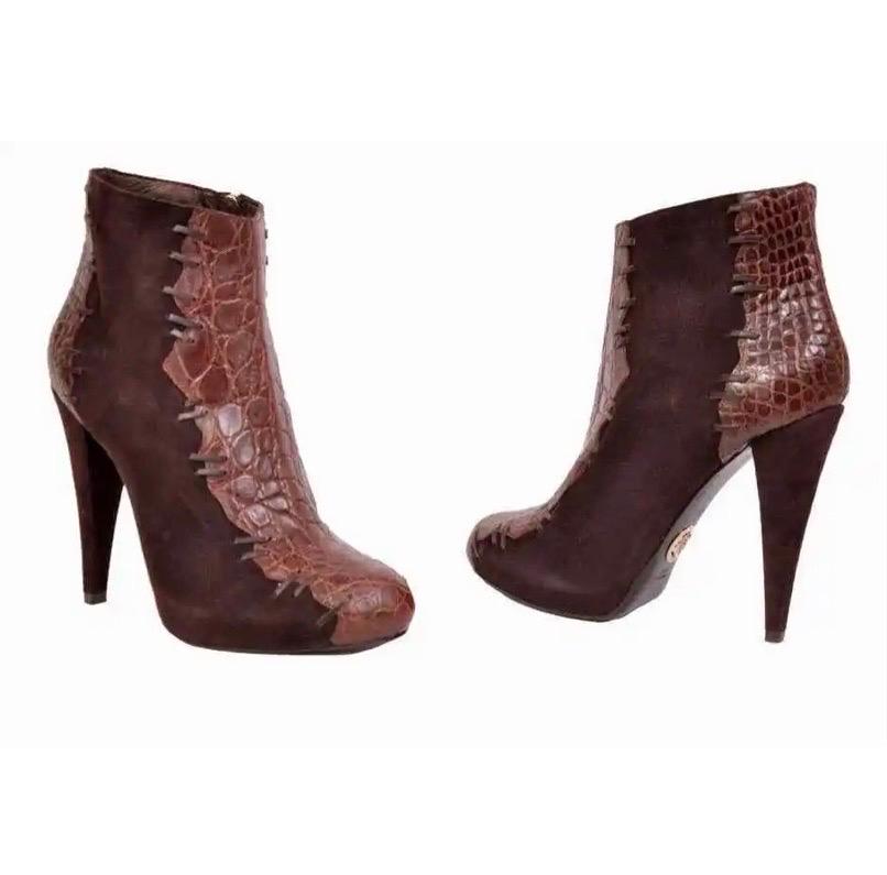 Roberto Cavalli brown alligator and suede ankle boots. Size 39 - 9 NWT In New Condition For Sale In Montgomery, TX