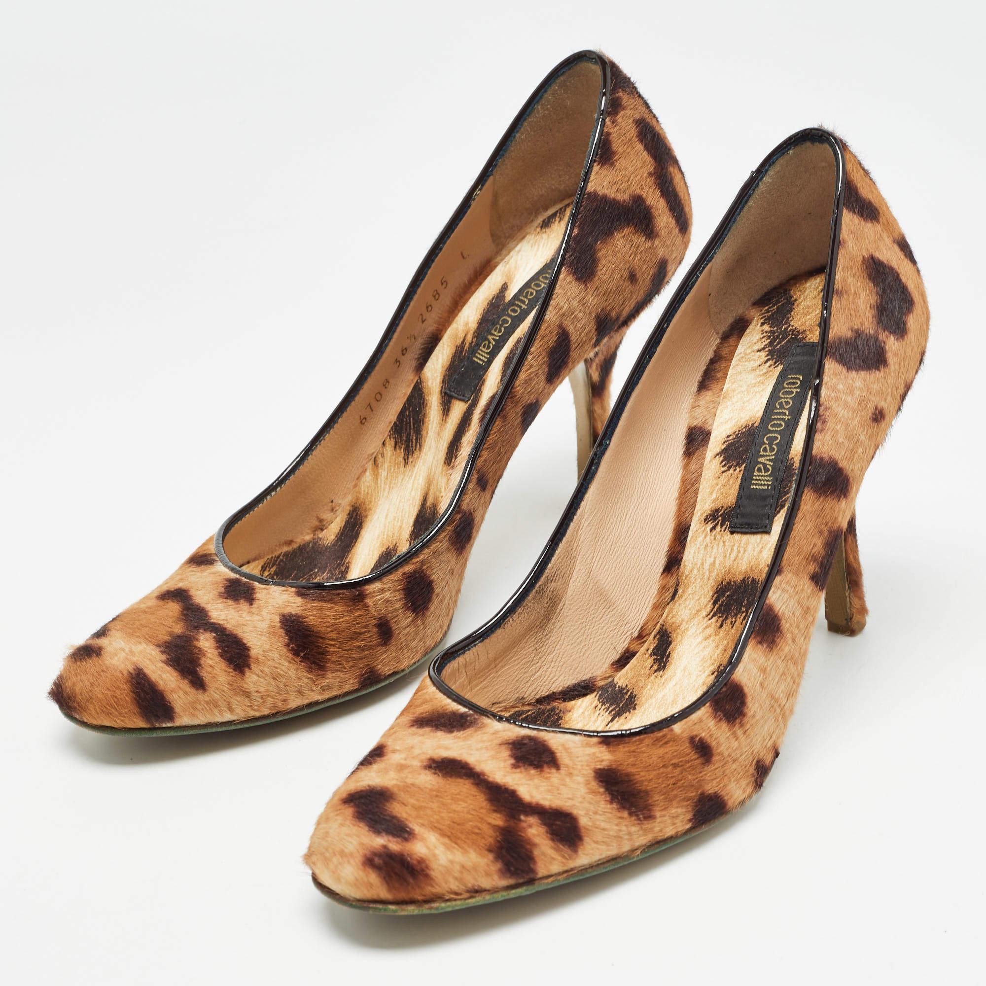 Exuding femininity and elegance these pumps feature a chic silhouette with an attractive design. You can wear these pumps for a stylish look.
