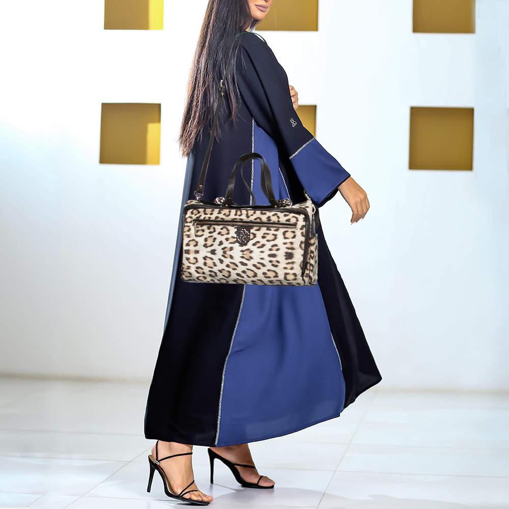 This alluring tote bag for women has been designed to assist you on any day. Convenient to carry and fashionably designed, the tote is cut with skill and sewn into a great shape. It is well equipped to be a reliable accessory. 