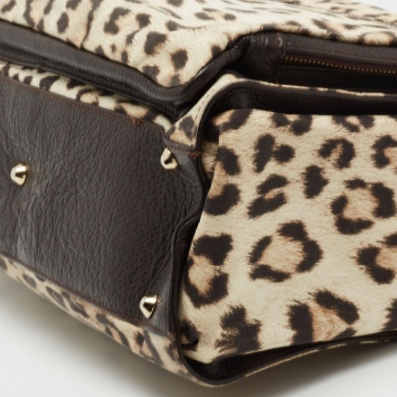 This alluring tote bag for women has been designed to assist you on any day. Convenient to carry and fashionably designed, the tote is cut with skill and sewn into a great shape. It is well equipped to be a reliable accessory.