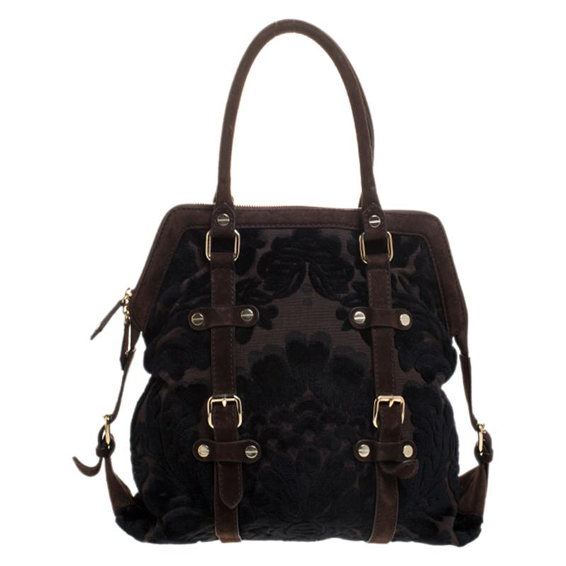Made from velvet and suede, and housing a smoothly lined interior, this bag can effortlessly be fashioned with both off-duty and formal looks. The excellent craftsmanship of this Roberto Cavalli piece ensures a brilliant finish and a rich
