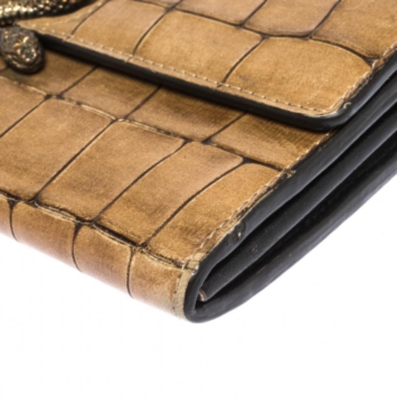 Dieses Portemonnaie mit dem exklusiven Design von Roberto Cavalli ist ein praktisches Accessoire. Ein auffälliger Doppelschlangen-Akzent auf der vorderen Klappe ist das Highlight dieses Portemonnaies aus Leder mit Krokodil-Prägung. Dieses