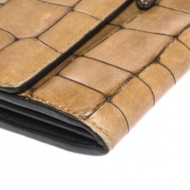 Roberto Cavalli Braunes Leder mit Krokodilprägung und doppelter Schlangenklappe Brieftasche im Zustand „Relativ gut“ im Angebot in Dubai, Al Qouz 2