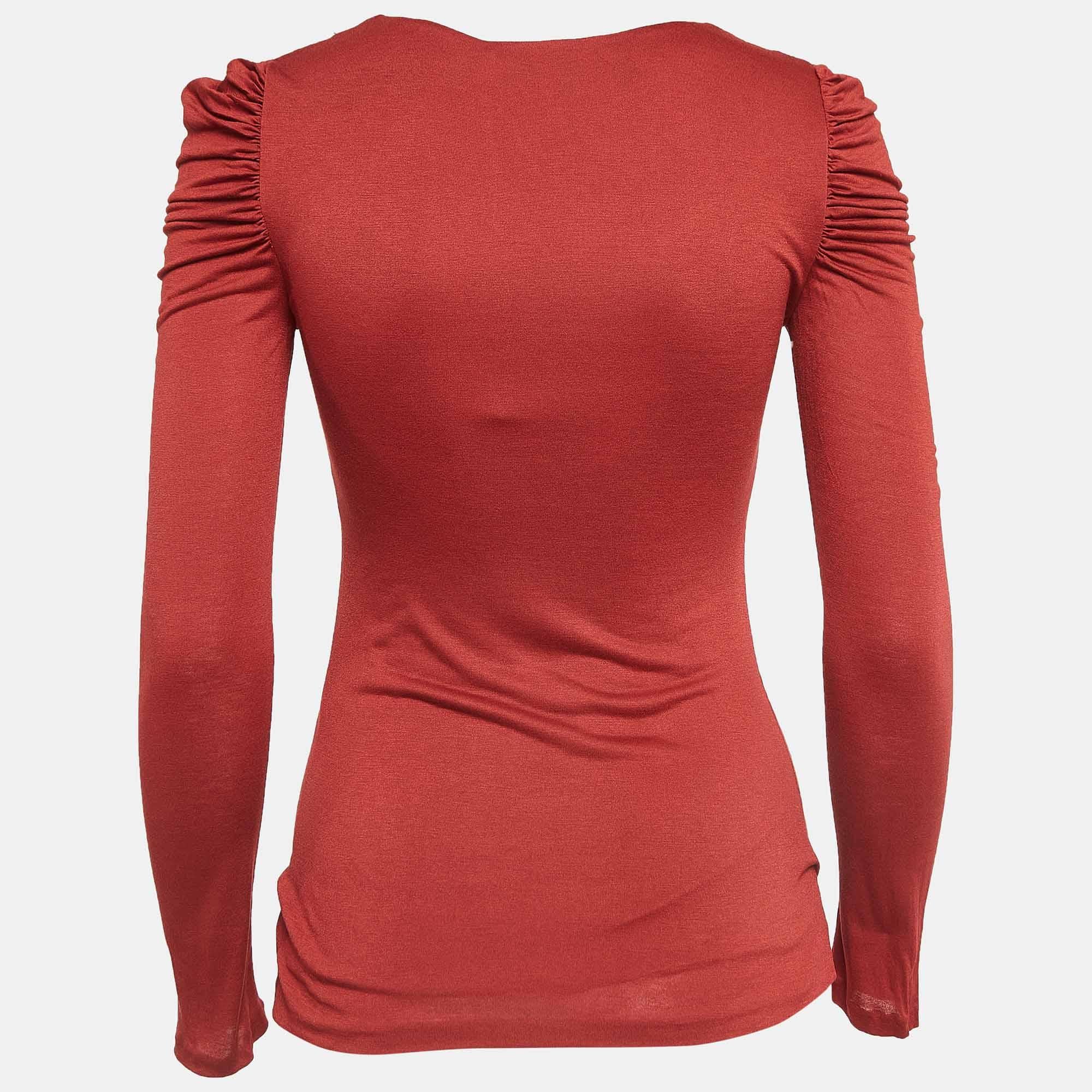 Questo top griffato offre stile e comfort. Realizzata con i migliori tessuti, la creazione è stata curata nei minimi dettagli. Abbinalo a un paio di jeans e a delle scarpe basse.
