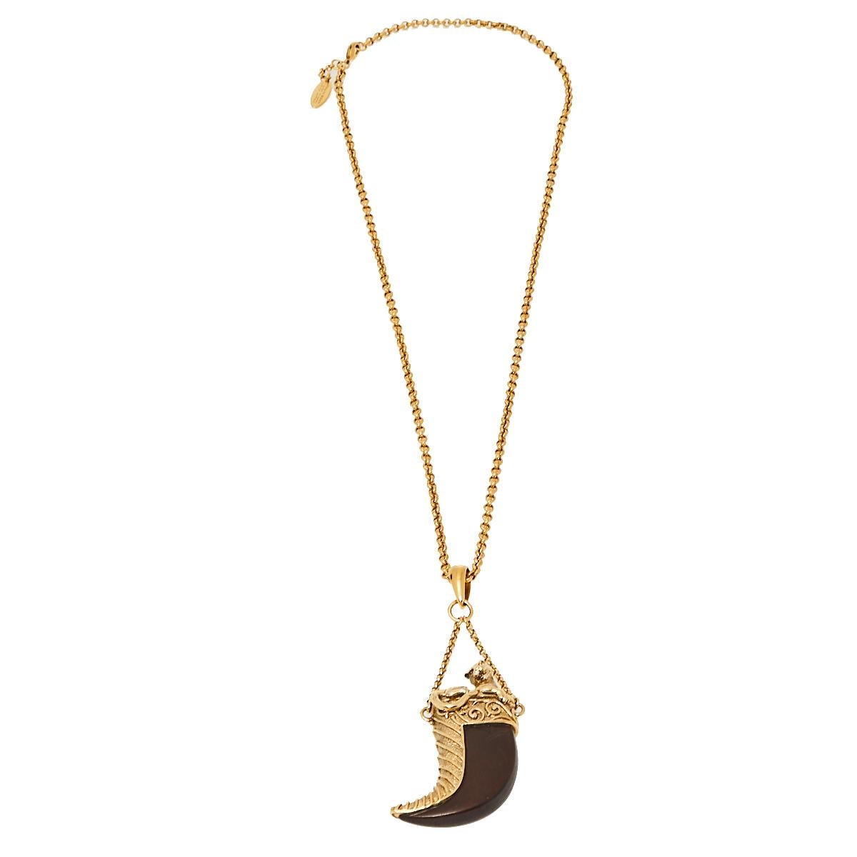 Flaunt a fierce tribal look with this tooth pendant necklace by Roberto Cavalli. Boasting a tooth-shaped pendant made from brown leather and enhanced with gold-tone metal, this necklace becomes an instant classic for everyday wear. Wear when you’re