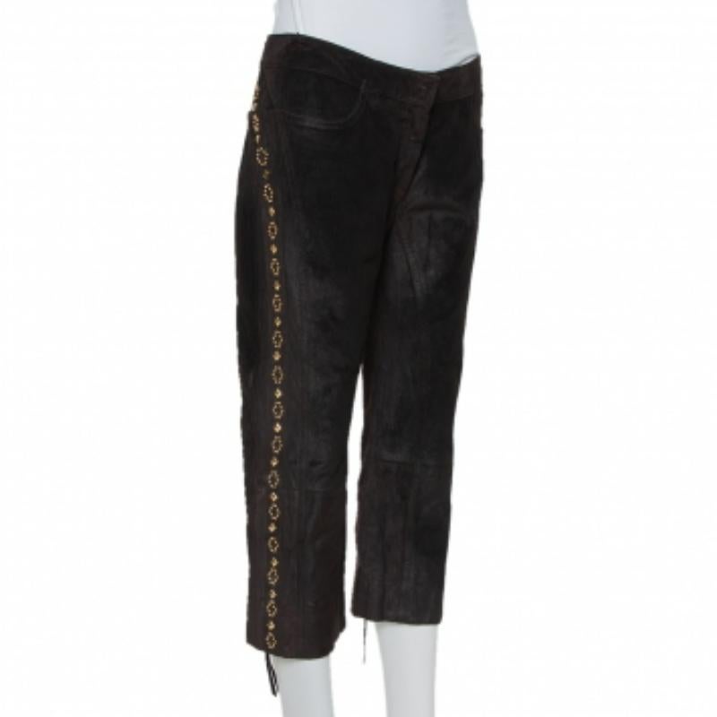 These Roberto Cavalli trousers are vintage and exude style. They have been crafted from brown-hued leather and come with a cropped silhouette. They are styled with four pockets, a zip closure and a flattering fit.