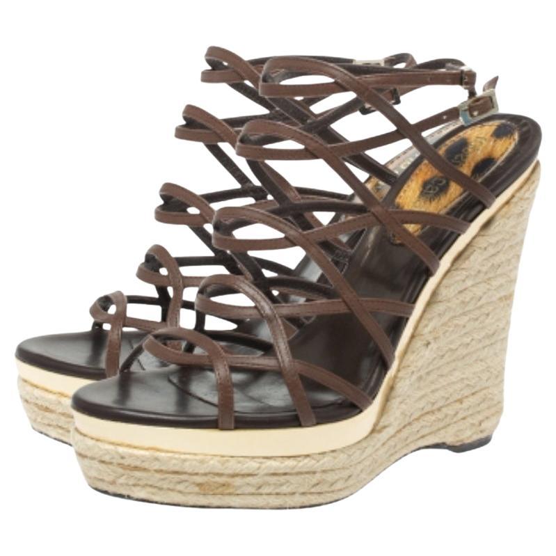 Chic and contemporary, these Roberto Cavalli sandals are simply amazing! They have been crafted from brown leather and feature a strappy layout. They flaunt ankle straps with buckle fastenings and come endowed with comfortable insoles. They will
