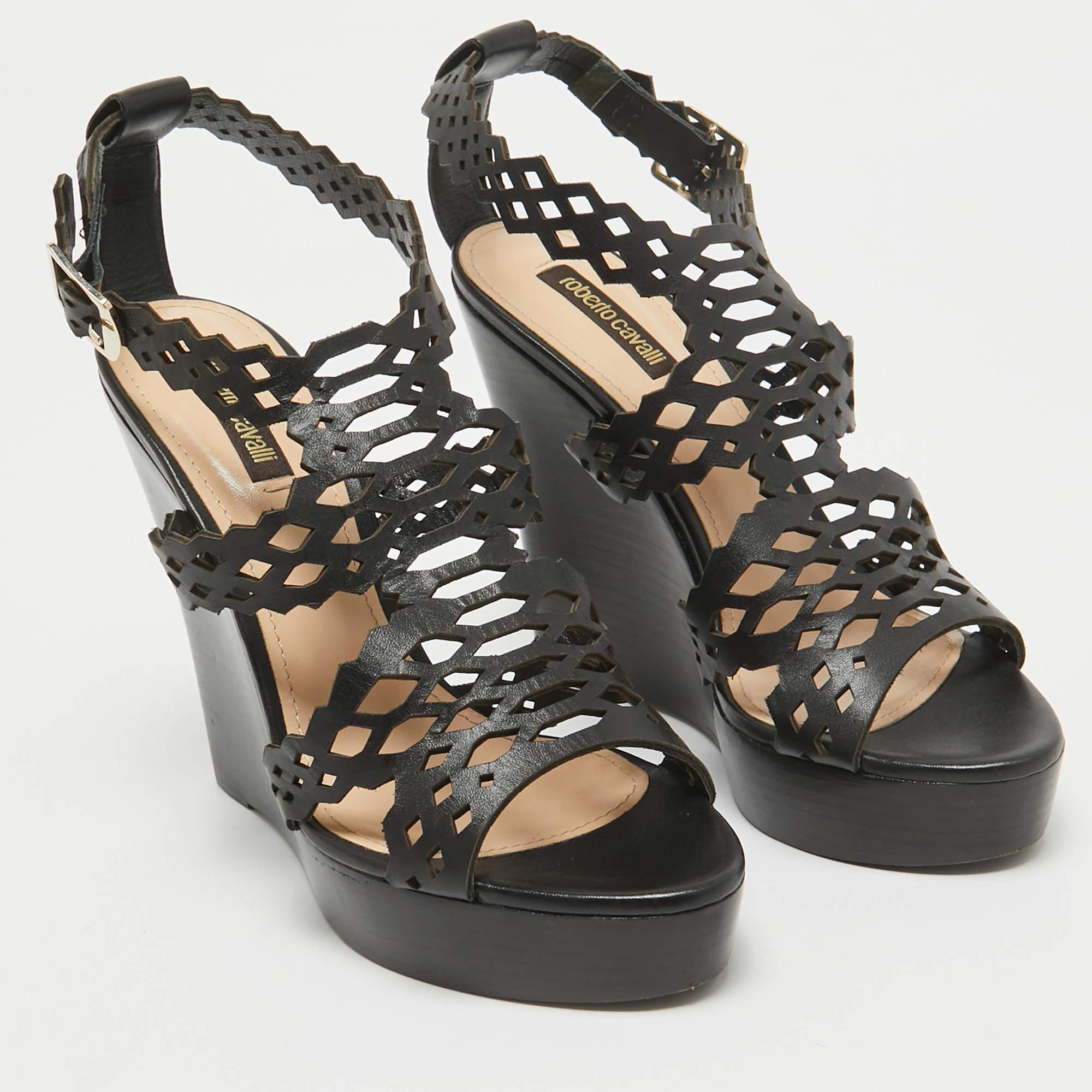 Roberto Cavalli Brown Leather Wedge Sandals Size 38.5 In Good Condition For Sale In Dubai, Al Qouz 2