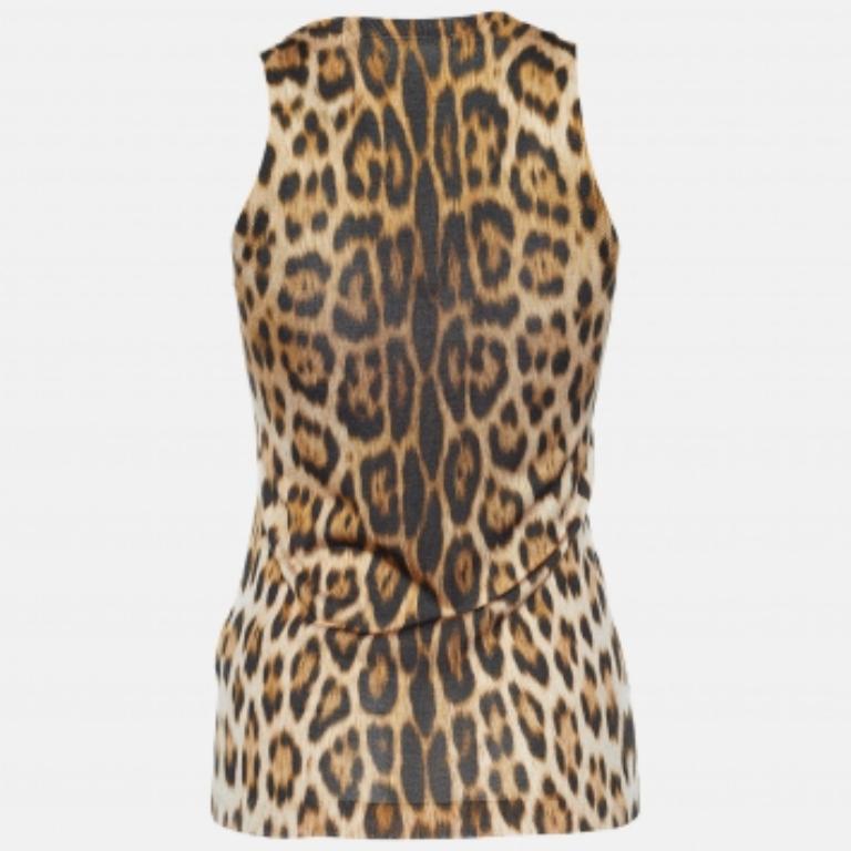 Rilassati a casa tua sentendoti comodo e alla moda con questa canotta di Roberto Cavalli. È disponibile con una stampa leopardata. Questo capo senza maniche è ideale per l'uso quotidiano.