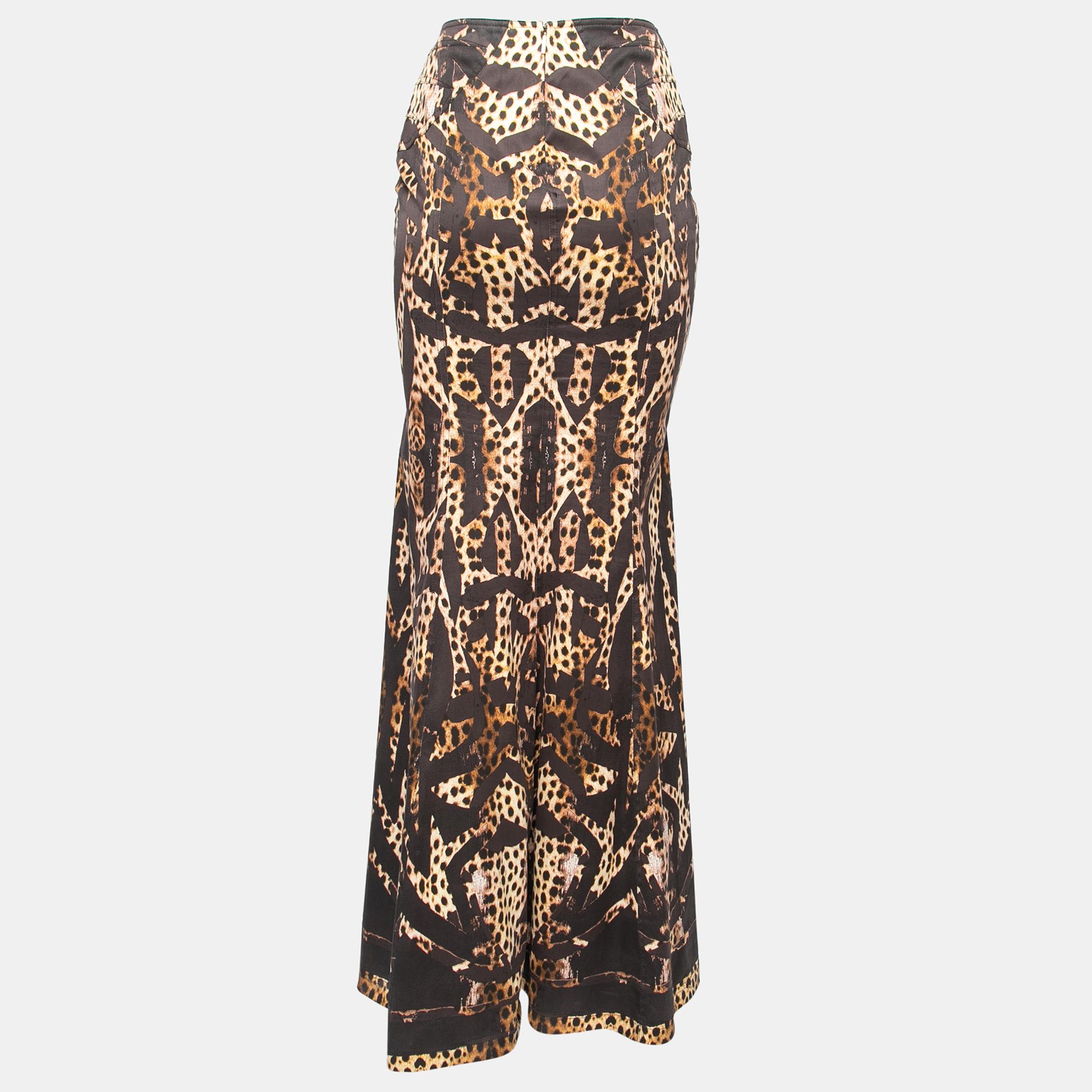 If versatile and quirky skirts are your thing, then this Roberto Cavalli creation is tailored perfectly for you! It is made into a maxi-length silhouette using brown leopard-printed cotton fabric. Adorned with a belted detail on the waistline, this