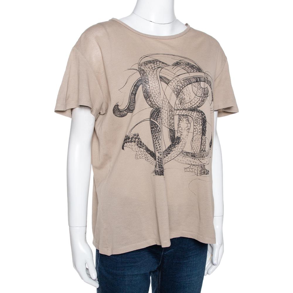 Dieses Logo-T-Shirt von Roberto Cavalli ist ideal für legere Tage. Diese bequeme und luxuriöse Kreation aus reiner Baumwolle ist in einem Braunton gehalten. Es hat den Logodruck der Marke auf der Vorderseite, einen Rundhalsausschnitt, kurze Ärmel