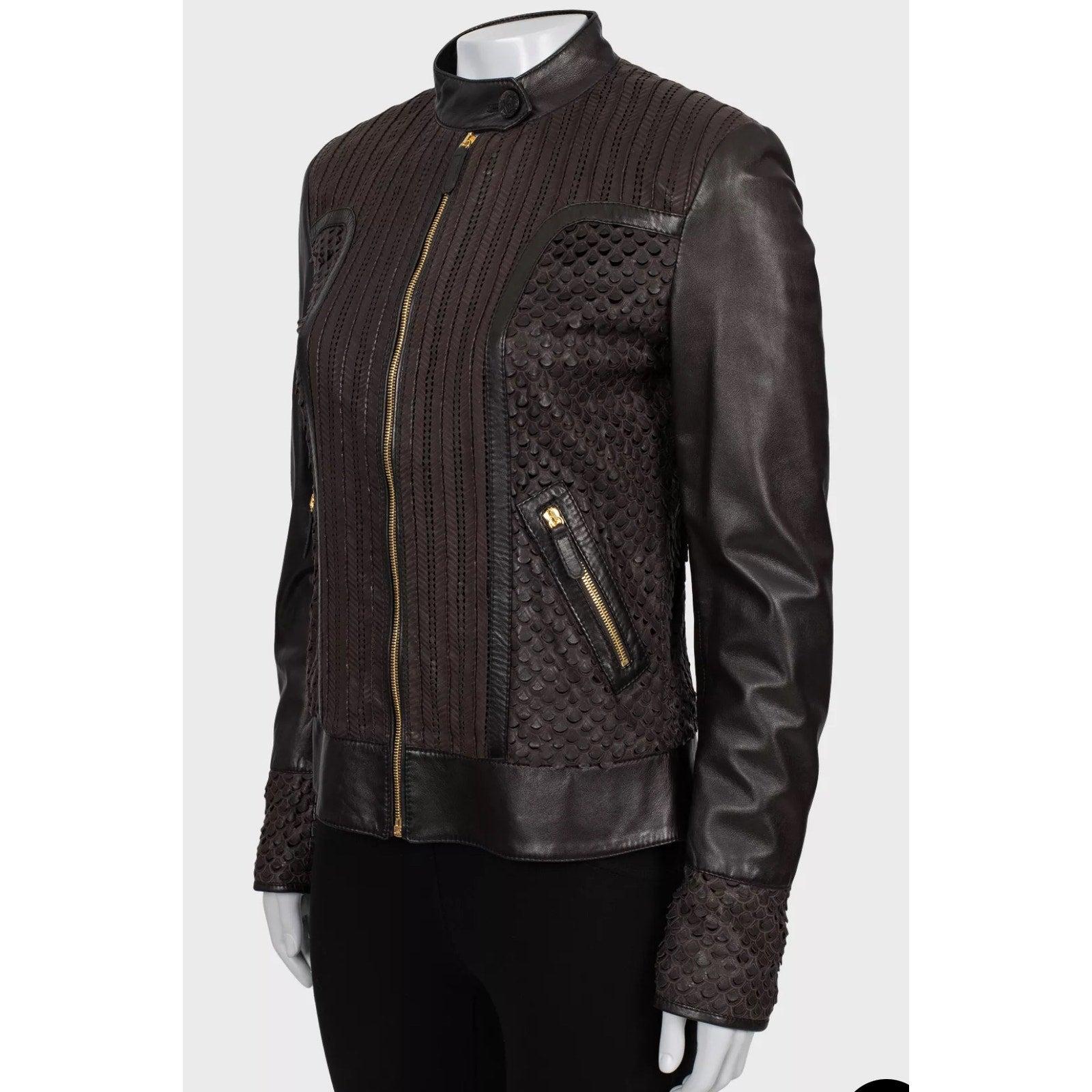 Esci con stile con questa splendida giacca di pelle di Roberto Cavalli! Questa giacca da donna è realizzata al 100% in vera pelle, con una lussuosa fodera in 100% seta. La silhouette aderente e gli intricati dettagli traforati creano un design