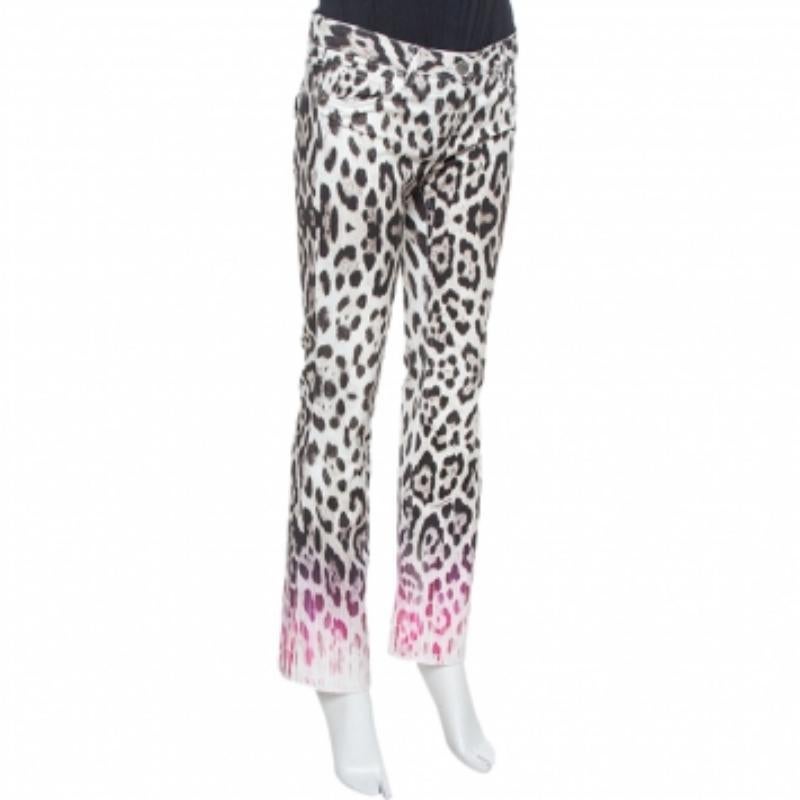 Grab these striking jeans from the house of Roberto Cavalli. Crafted from cotton, they come with a brown & pink animal printed exterior that flaunts an ombre effect. They have a flared bottom, five pockets, belt loops, and a button closure.