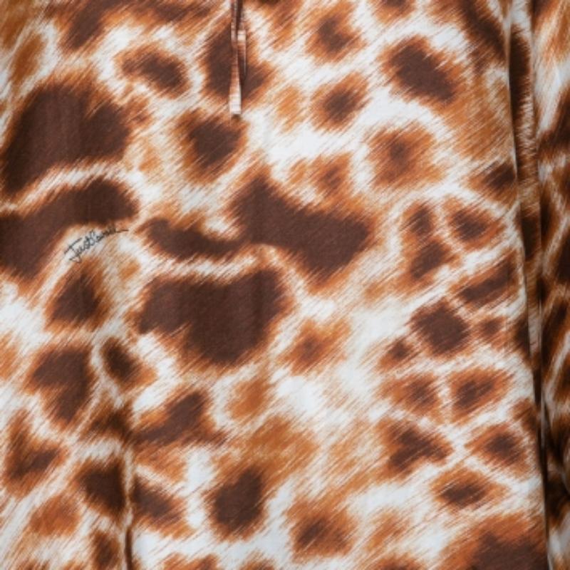 Di classe, charme ed eleganza, questa blusa di Roberto Cavalli diventerà la tua camicia preferita. È realizzato su misura con un tessuto in Fabrice De Chine stampato in marrone ed è completato da dettagli a cravatta e maniche lunghe. Per dare un