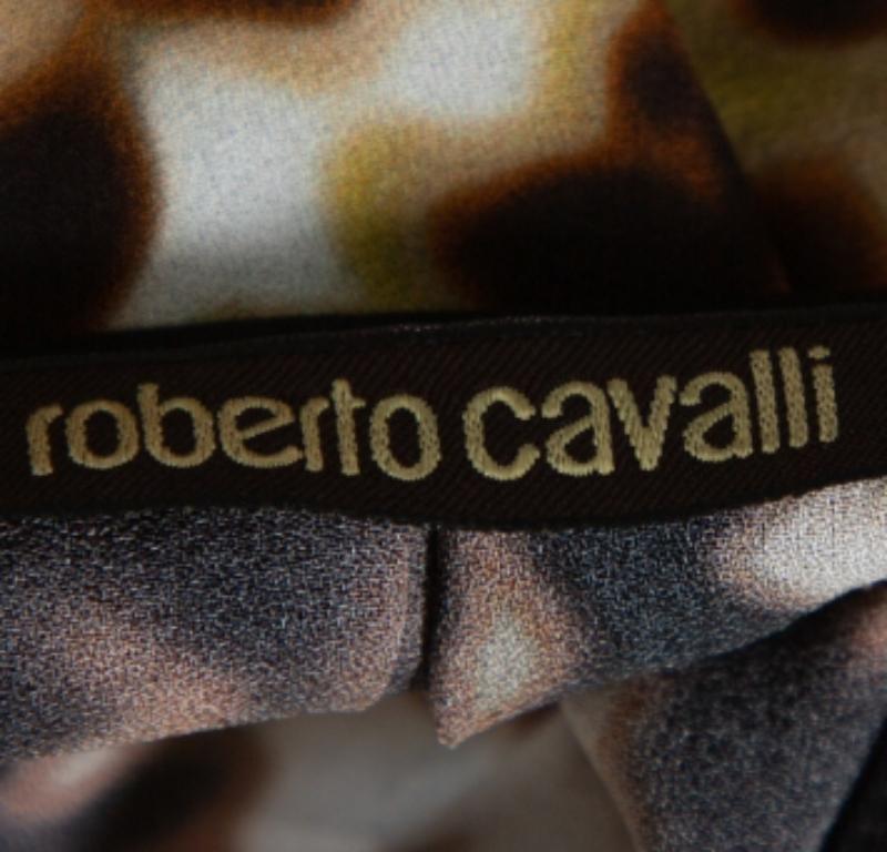 The prints adorning this blouse is the most striking feature of this Roberto Cavalli creation. It is cut beautifully and enhanced with tie details. Completed with short sleeves, this pretty blouse can be worn over pants or skirts.