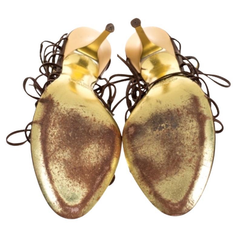 Singen Sie die Melodie der Mode mit diesem herrlichen Paar Sandalen von Roberto Cavalli. Sie sind mit braunen Pythonlederriemen ausgestattet. Offene Zehen, Knöchelriemen und schmale 10 cm Absätze machen die Sandalen bereit, von Ihnen getragen zu
