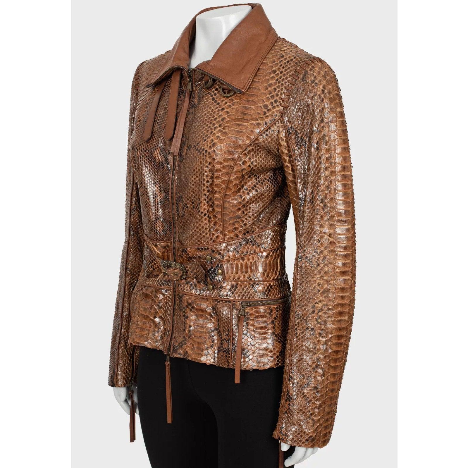 Fai colpo con questa giacca in pelle di pitone marrone di Roberto Cavalli! Questa lussuosa giacca è caratterizzata da:

- Vera pelle di pitone
- Silhouette aderente e lusinghiera
- Chiusura a zip
- Spalle strutturate
- Fibbia in vita per accentuare