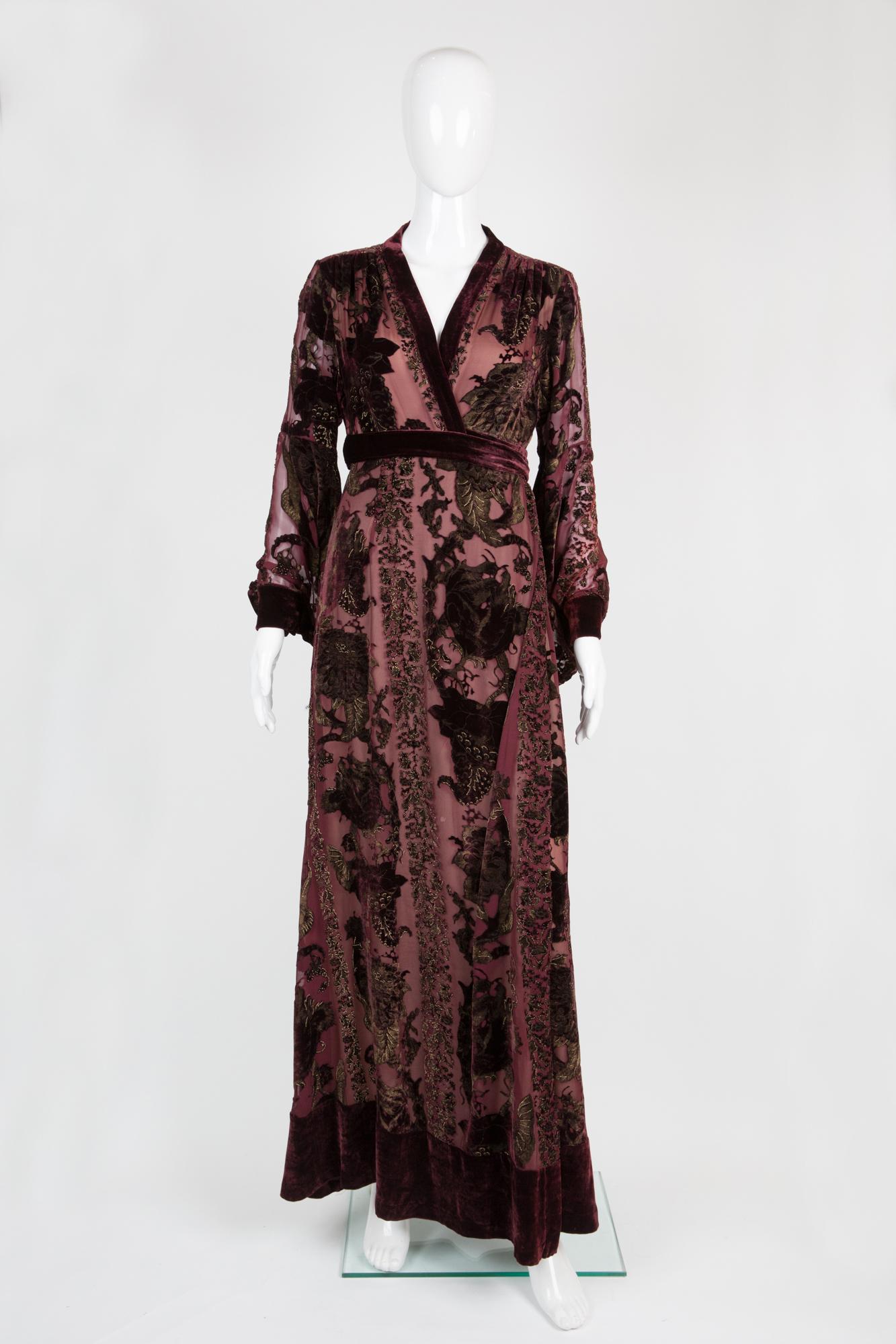 Roberto Cavalli brown silk embellished kimono dress featuring a dévoré silk pattern with gold threads, kimono sleeves, wrapped skirt part.
Estimated size 38fr/US6 /UK10
Composition: 100% silk
In excellent vintage condition. Made in Italy.
We