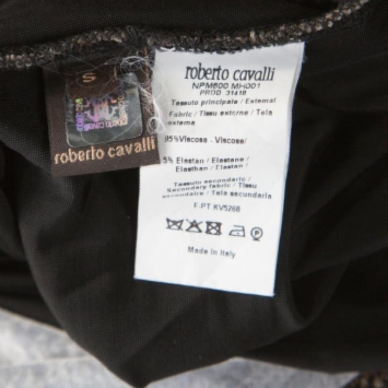Troverai sempre delle scuse per indossare questo vestito di Roberto Cavalli! Il vestito marrone è realizzato in misto viscosa e presenta un bellissimo motivo a stampa serpente. Sfoggia un dettaglio increspato, uno scollo rotondo e maniche lunghe.