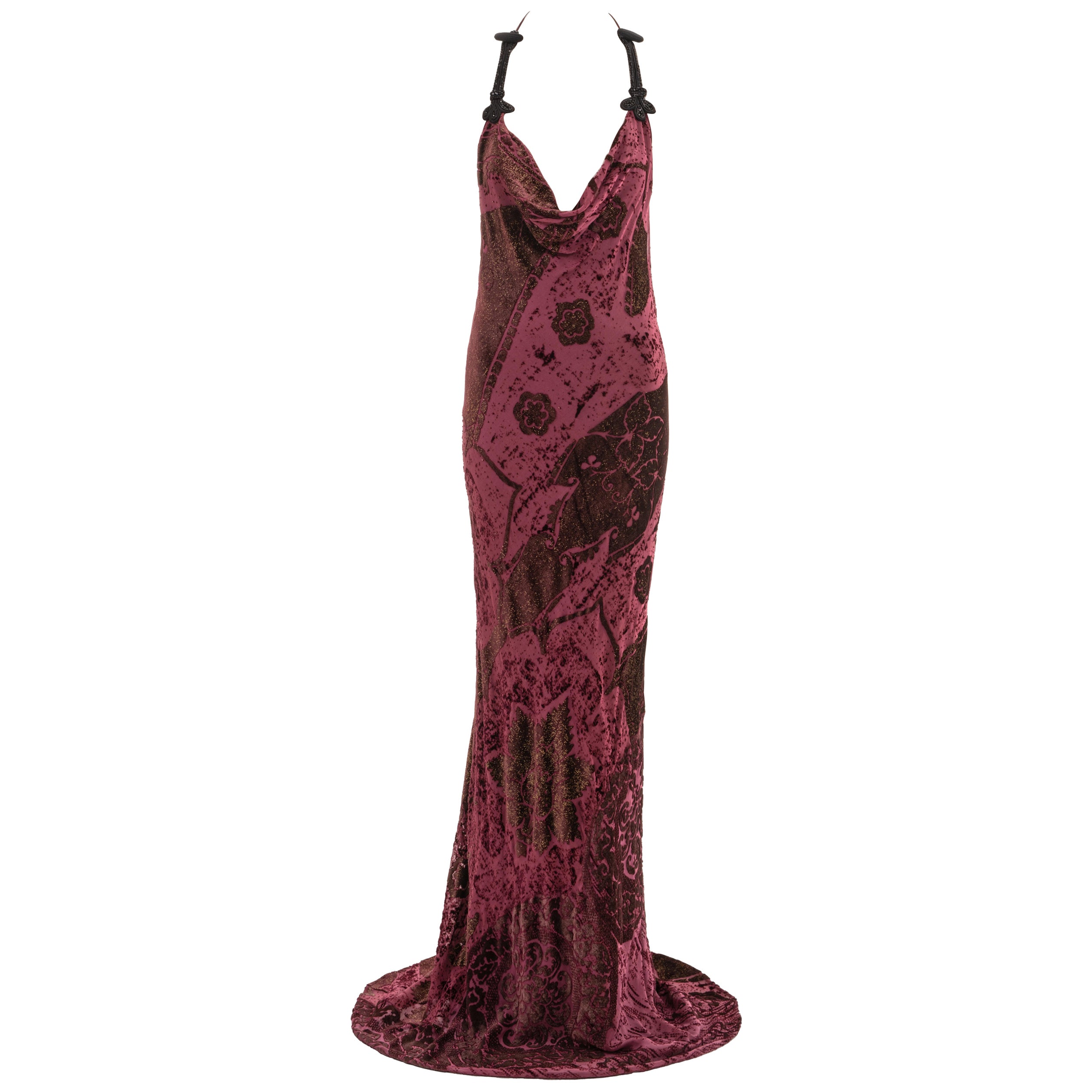 Roberto Cavalli, abito da sera in velluto tagliato bordeaux con scollo ad aletta, primavera 2004